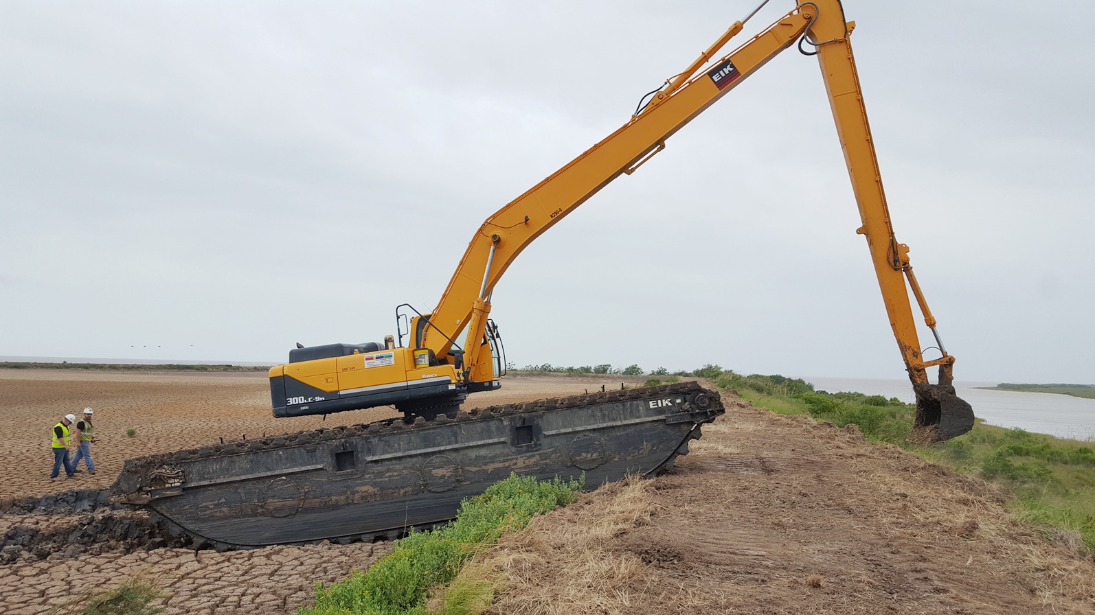 AM300 Amphibious with R300LC-9