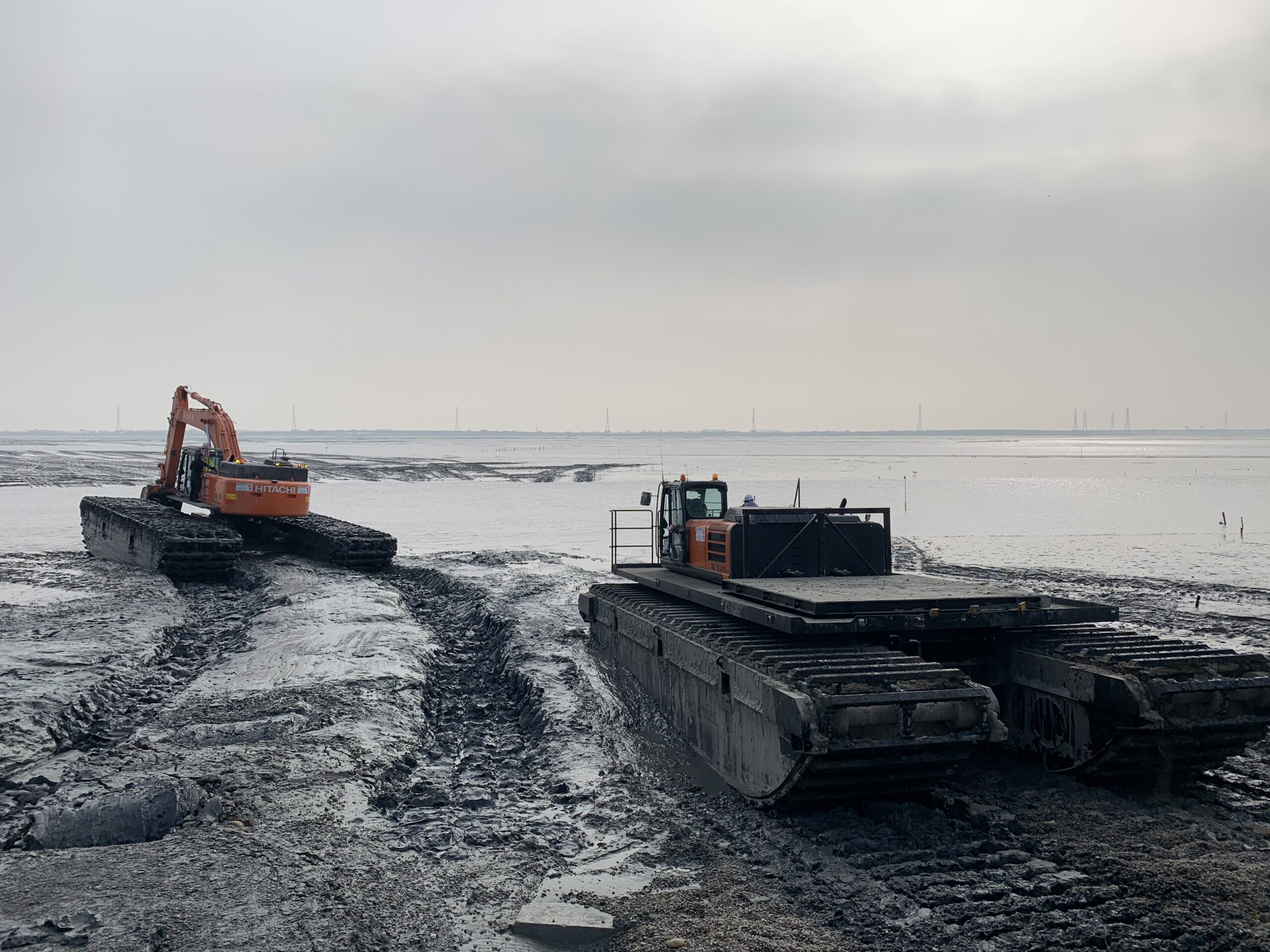 AM450 EIK Amphibious with ZX490LCH & AM350 Transporter