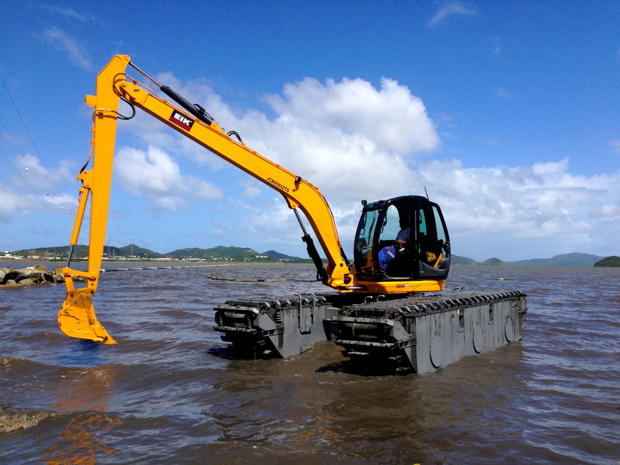 AM80 EIK Amphibious JCB JS8085